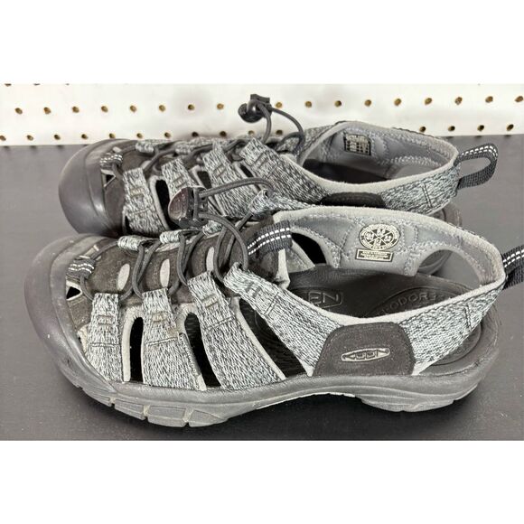 Keen Newport closed toe water sandals size 9.5